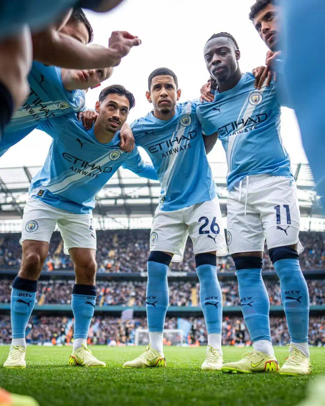 皇马vs曼城全场数据：射门8-8，控球率五五开（皇马与曼城全场统计：8-8射门，控球势均力敌）