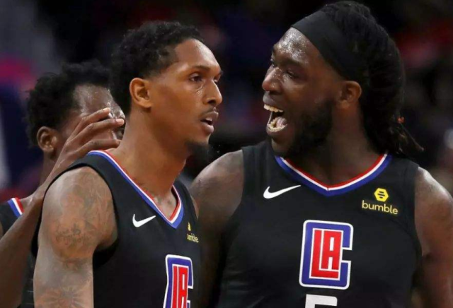 记者：穆斯卡特并不是被“气”走了，他是抽空去上了个厕所（记者：穆斯卡特并非拂袖离场，只是中途去上厕所）