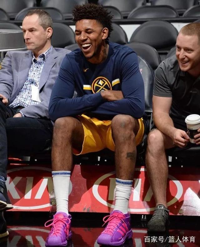 马卡：阿隆索面临执教皇马首次小危机，需平息更衣室不安情绪（马卡报：阿隆索遭遇皇马执教首个小危机，急需安抚更衣室情绪）