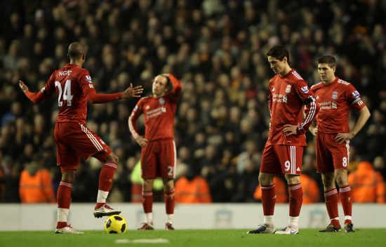 有趣！狄龙偷偷趁机和詹姆斯击掌（有趣一幕：狄龙悄悄趁机与詹姆斯击掌）