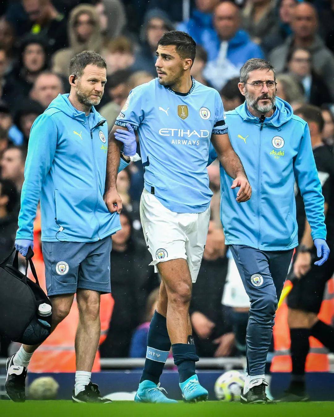 法比奥晒照：仔细看我受伤的右膝，你就知道我们队付出了一切（法比奥晒图：看我右膝的伤，就知道我们拼到极限）