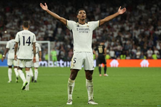 记者：汪士钦这张红牌就是多年来中国足球陋习的真实写照（记者：汪士钦染红，恰是中国足球多年积弊的缩影）