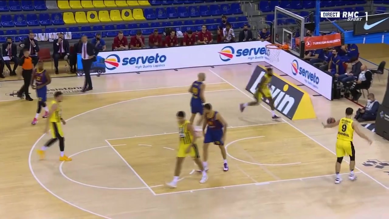 弗兰克：中国非常自由和安全，商品非常便宜，菜味道出奇地好（弗兰克称中国自由安全、物价实惠，菜肴出奇美味）