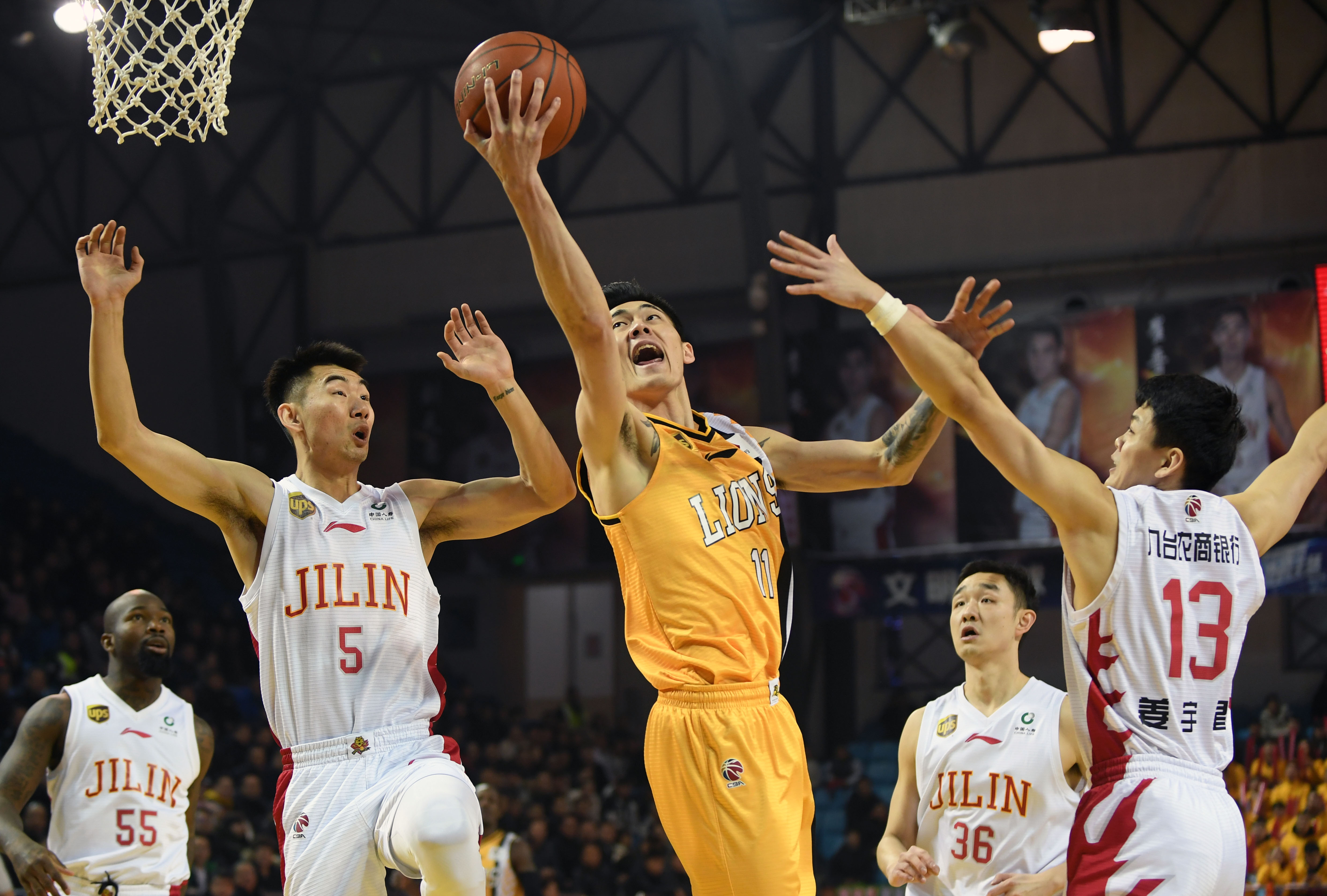 拉文状态回暖半场14分＆穆雷14分，国王半场落后11分（拉文手感回升半场14分，穆雷同取14分；国王半场落后11分）