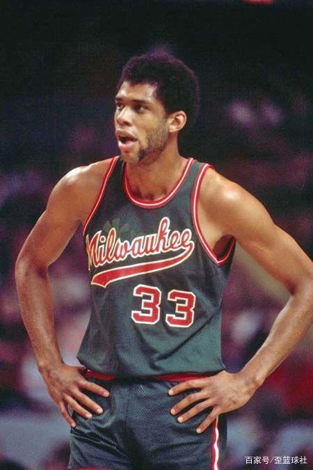 邮报：明年世界杯上下半场中段设强制补水时间，每次三分钟（邮报：明年世界杯上下半场中段将设三分钟强制饮水暂停）