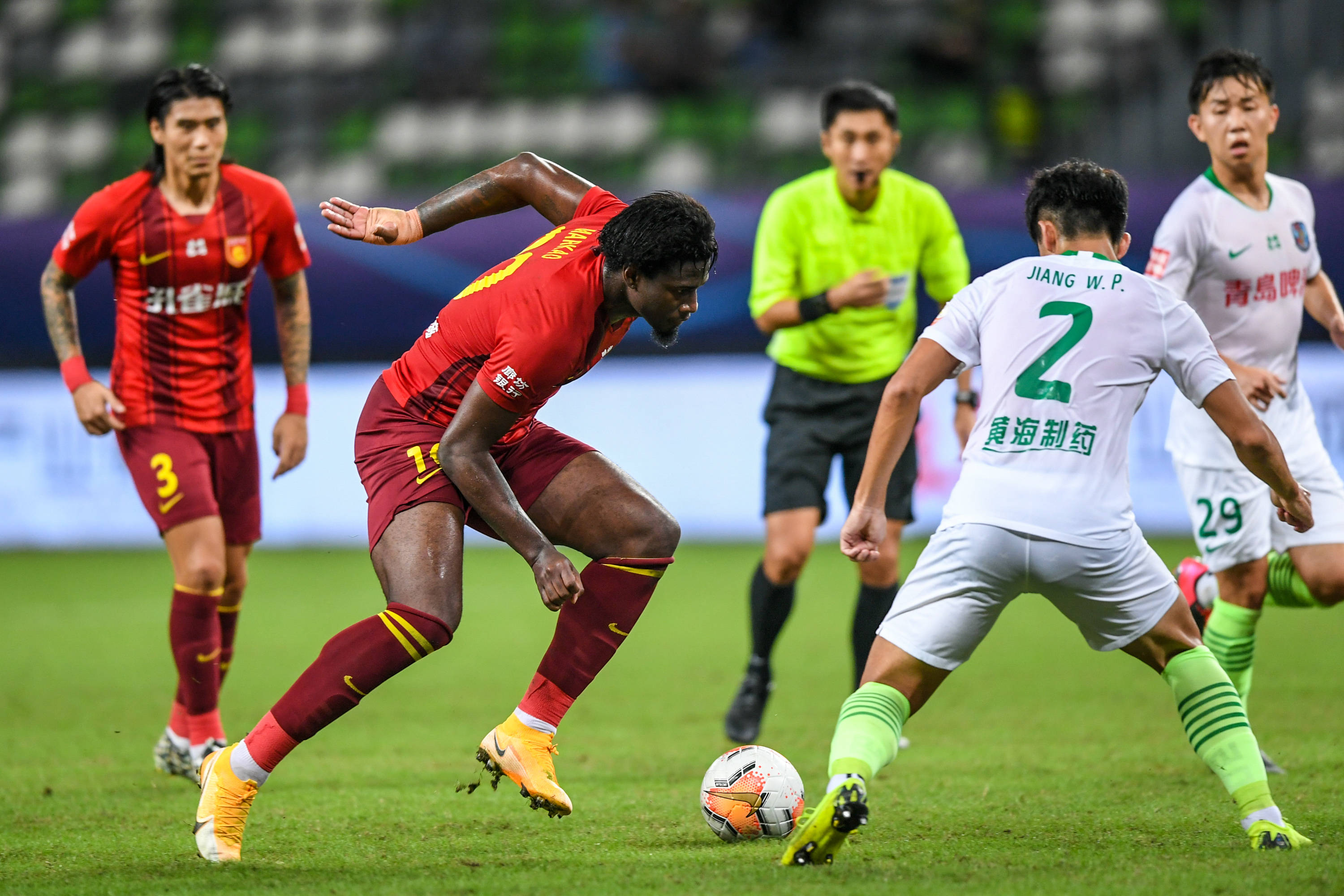 库里尝试用高尔夫球投洞，看起来比他投三分难多了（库里挑战高尔夫球进洞，竟比他投三分难多了）